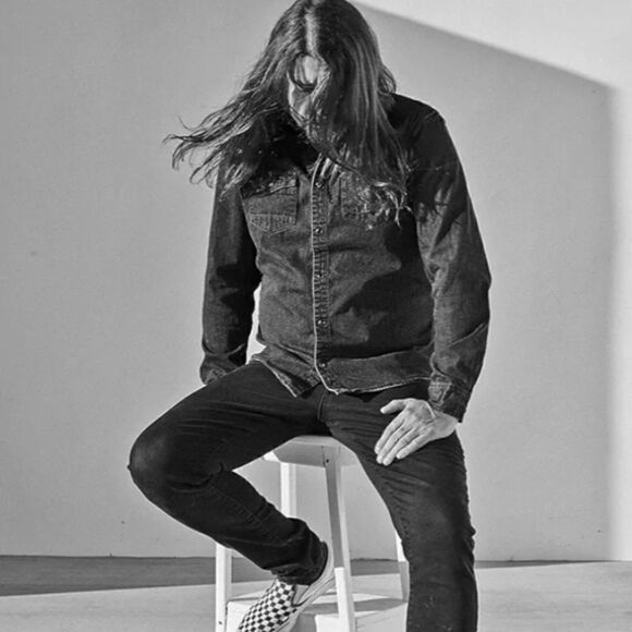 The Storyteller: Tales of Life and Music is a memoir by Dave Grohl, the drummer - Picture 5 of 8